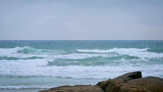 海南海边海浪与沙滩