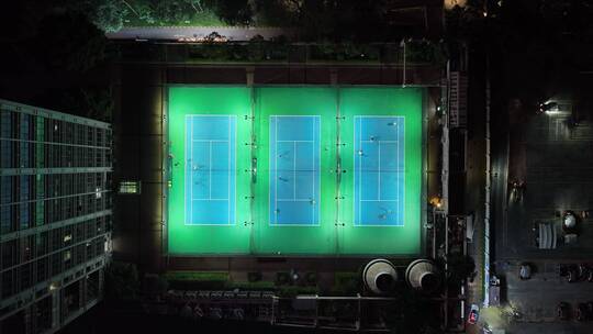 垂直俯拍楼顶网球场夜景