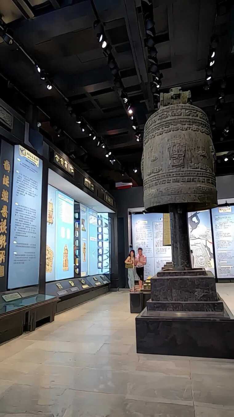 博物馆内游客参观古钟展品
