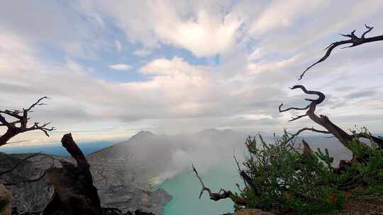 印度尼西亚火山口的彩色湖视频素材模板下载