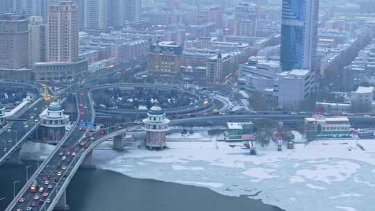 中国黑龙江哈尔滨公路大桥冬季下雪航拍