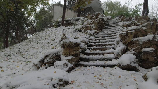 移动拍摄雪中行走上山路