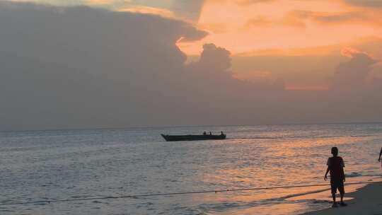 夕阳下的海边渔村渔船