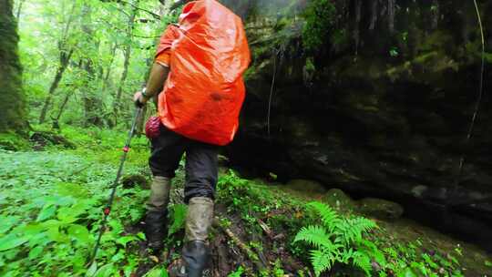 攀登四川第二高峰中山峰的登山队徒步进山