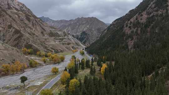 独库公路自然风光 新疆峡谷高山公路车流