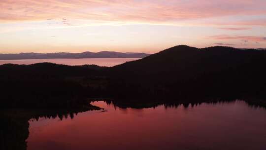 湖上迷人的日落