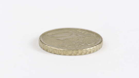 10美分美国硬币平放在白色桌子上。隔离物