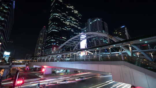 繁忙的道路和人行天桥在曼谷的夜晚