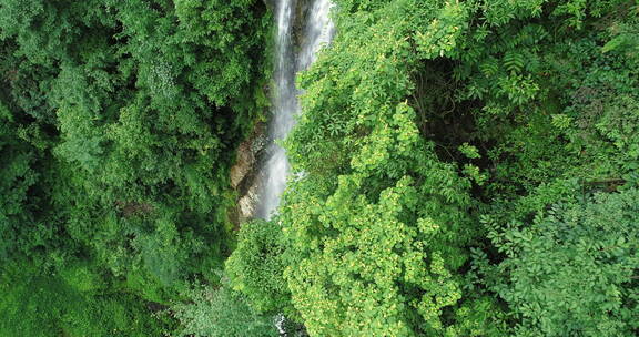 四川彭州蟠龙谷瀑布航拍风景