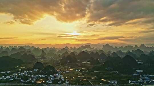 桂林山峰夕阳美景航拍