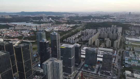 夜幕降临的城市