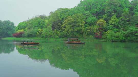 杭州西湖浴鹄湾春天湖面上的手划船