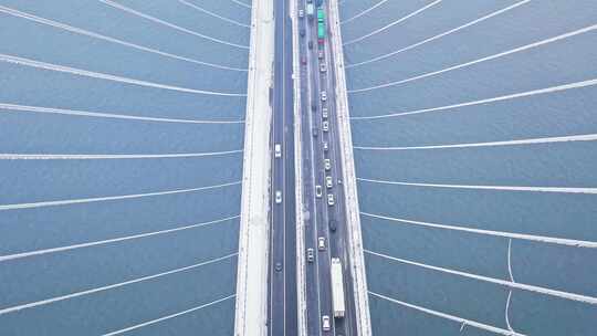 湖南岳阳许广高速荆岳高架桥冰灾堵车