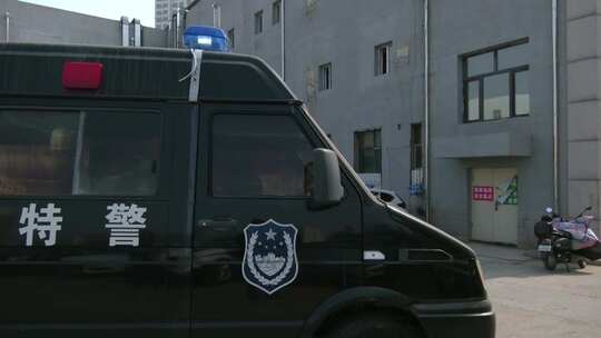 特警车辆停靠在建筑物旁