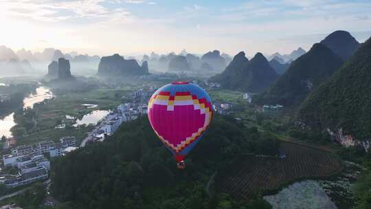 空中飞行的热气球