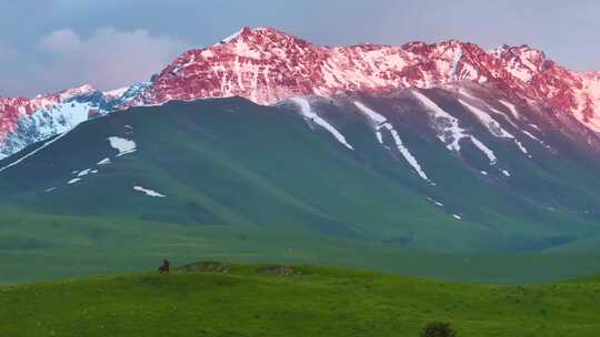 新疆雪山日照金山