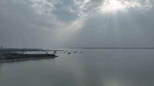 湖面上停泊众多船只的全景