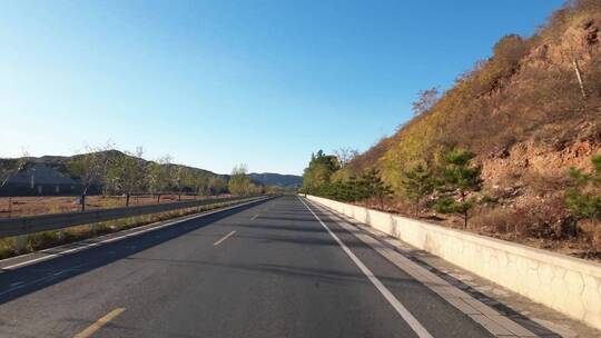 开车第一视角沿途风景 行驶在公路上