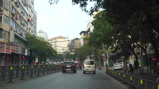 汽车行驶在城市道路车流交通车辆车窗外风景