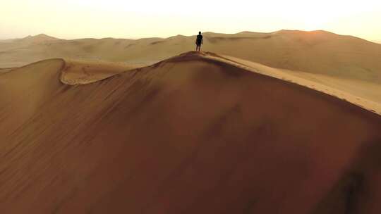 沙漠中独自行走的人