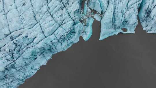 航拍冰川融化河流