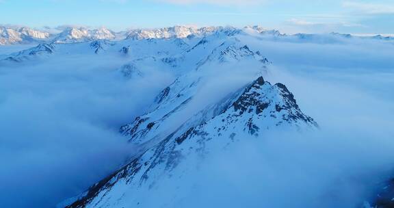 四川巴郎山雪山日落美丽云海风景航拍延时