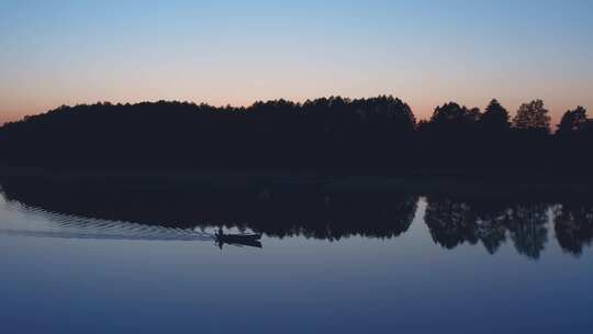 日落后的平静湖