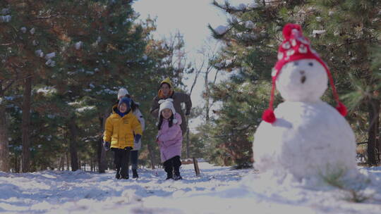 快乐家庭在雪地里玩耍