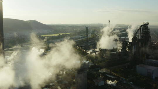 航拍钢铁厂排放的烟雾视频素材模板下载