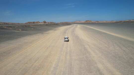 戈壁荒漠的越野车大气航拍