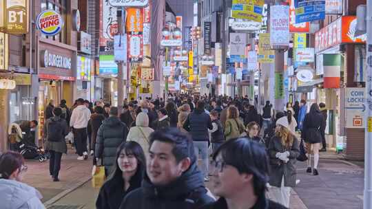 日本东京歌舞伎涉谷街道路口人流