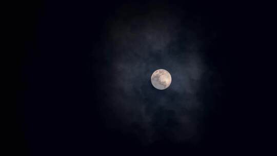 夜晚天空明亮月亮浮云中穿行满月01视频素材模板下载