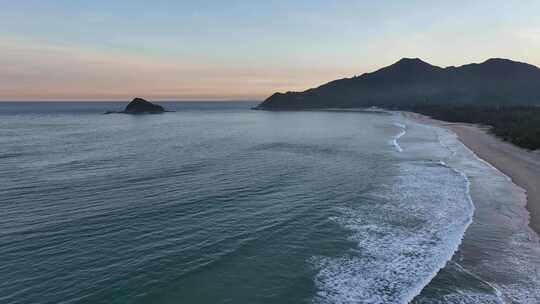 夕阳下的深圳西涌海岸线、沙滩海浪浪花航拍视频素材模板下载