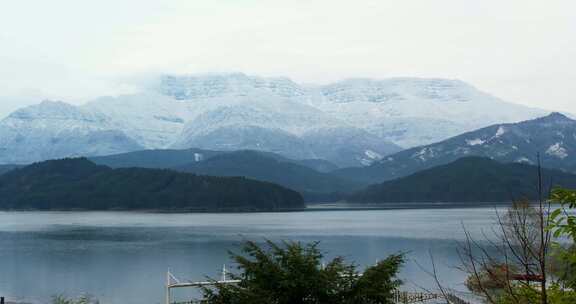 高清实拍瓦屋山雅女湖雪山湖泊