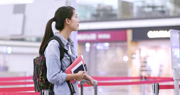 在机场等待登机的女人