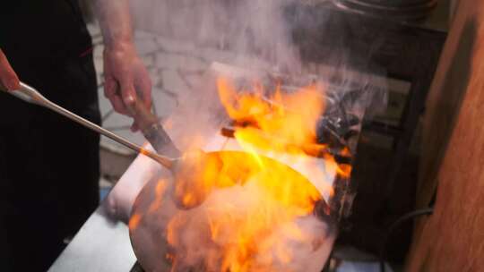 炸薯条和肉放在煤气炉的煎锅里，牛肉和洋葱