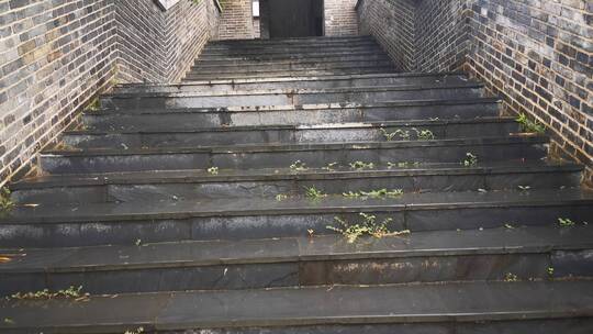 雨天石板台阶行人行走