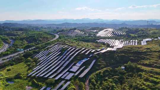 广东梅州五华县山坡上的太阳能光伏板全景