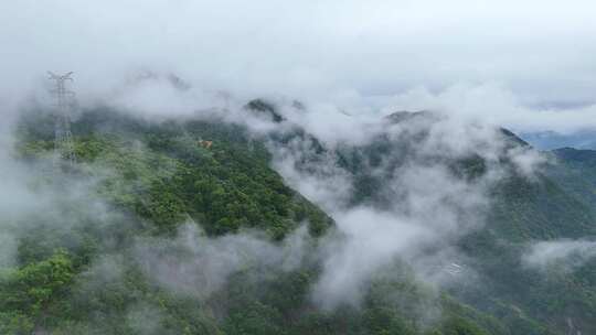 云雾中的大山