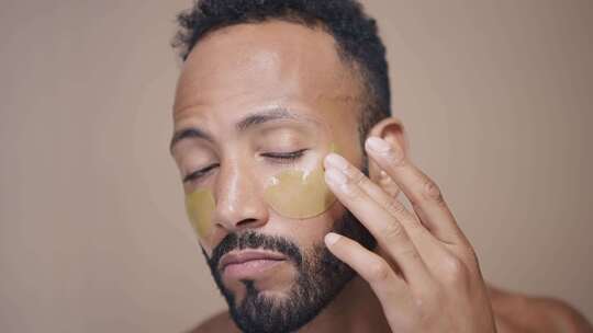 男人用美容产品护理皮肤视频素材模板下载