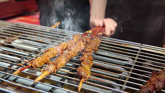 户外烧烤架上烤制美味肉串