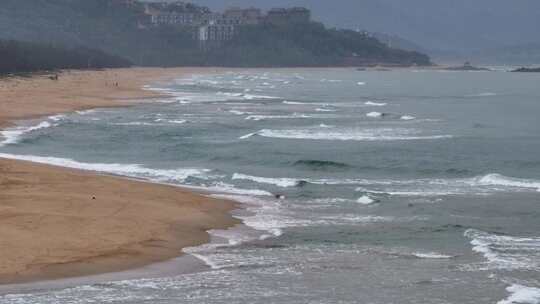 海浪拍打海岸