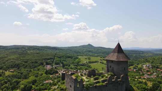 斯洛伐克Siatorska Bukovinka村Somoska城堡的鸟瞰图