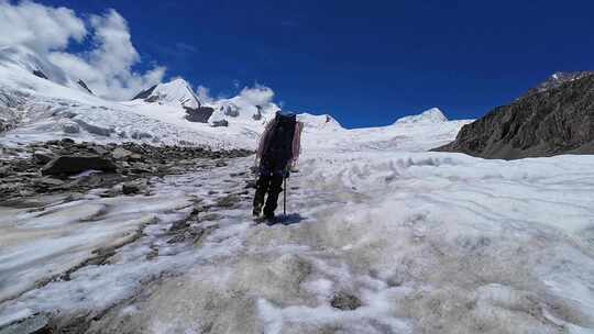 攀登四川第二高峰中山峰的登山队徒步冰塔林