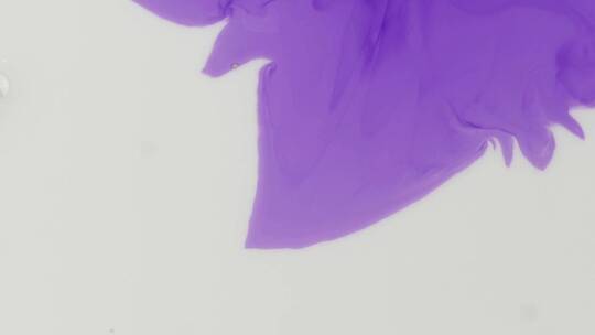 紫色液体与清水混合的抽象艺术视频素材模板下载