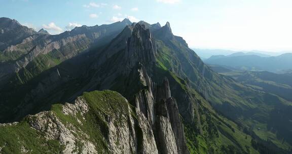 高耸入云的山景