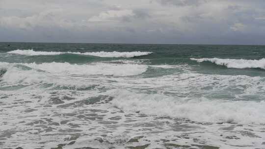 泰国普吉岛海水冲刷沙滩溅起浪花特写镜头