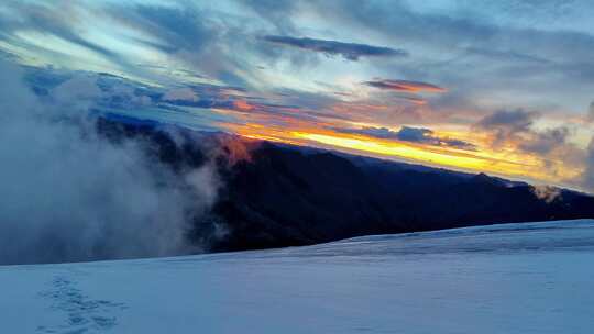 攀登加拉本森雪山登山者帐篷外的日出风光