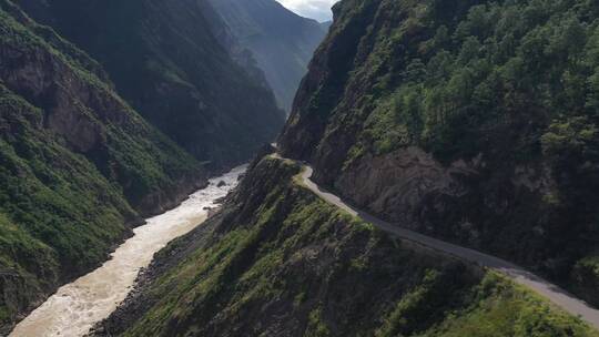 云南虎跳峡金沙江公路交通自然风光