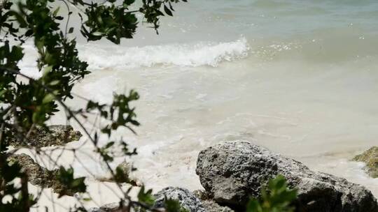 海滩上柔和的海浪和一块岩石